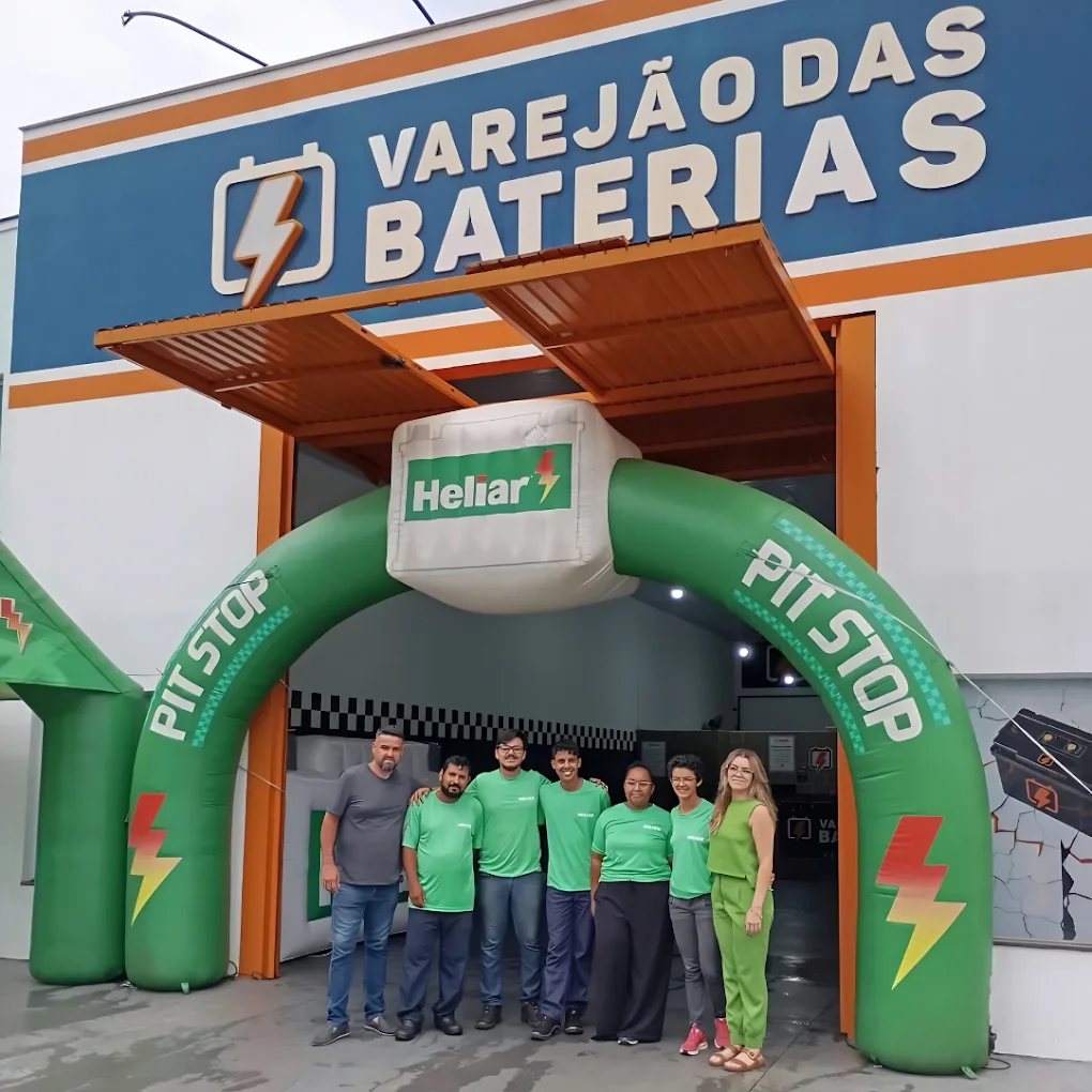Equipe do Varejão das Baterias reunida diante da loja